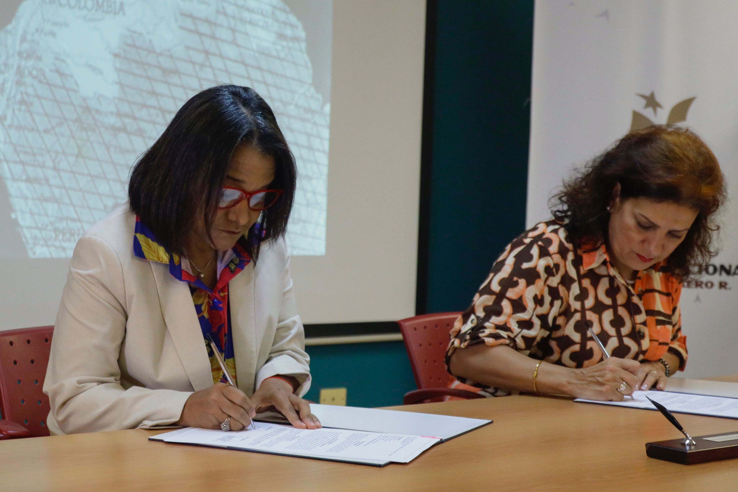 <strong>Convenio para preservar y divulgar material audiovisual histórico y cultural establecen Panamá y Colombia</strong>