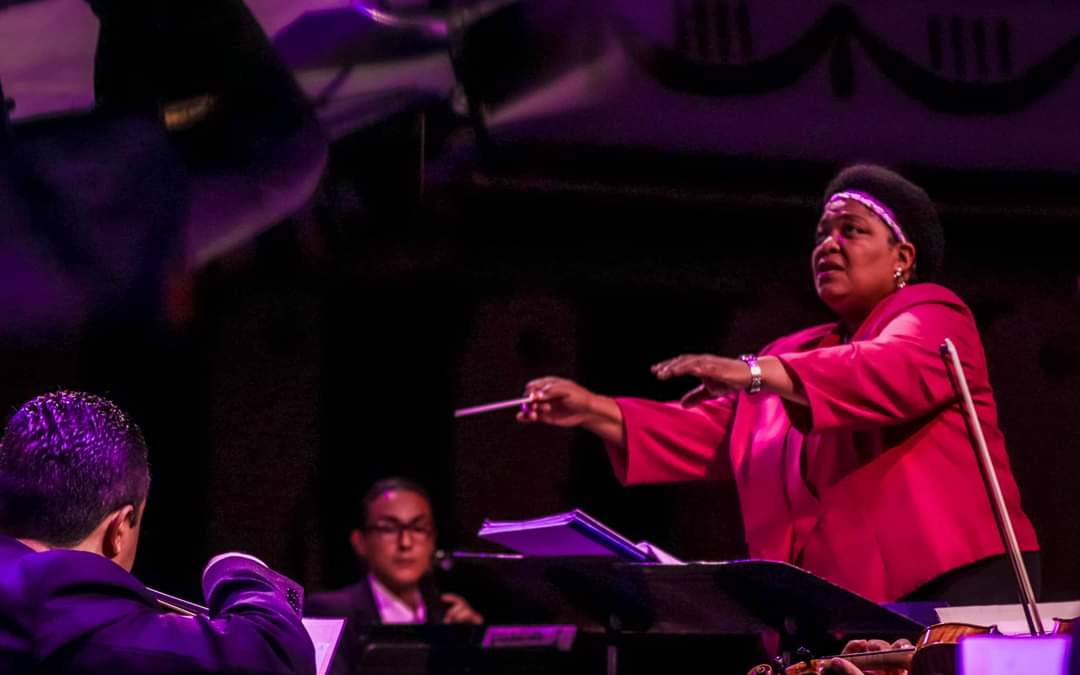 <strong>PANAMEÑA ELECTRA CASTILLO ES DISTINGUIDA AL DIRIGIR CONCIERTO CON LA ORQUESTA SINFÓNICA DE EL SALVADOR</strong>