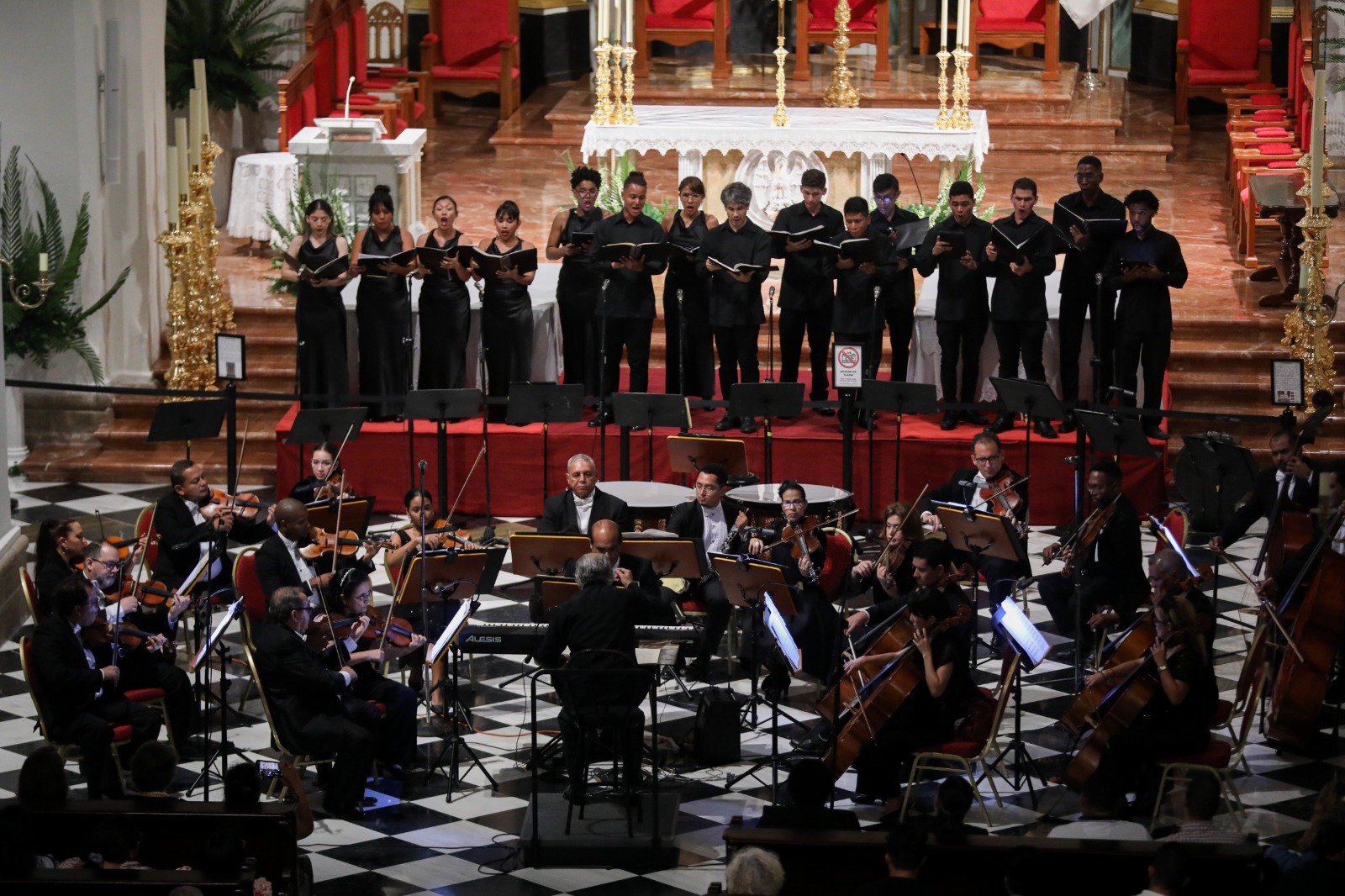 <strong>Orquesta Sinfónica se luce con concierto de música sacra para conmemorar la Semana Mayor</strong>