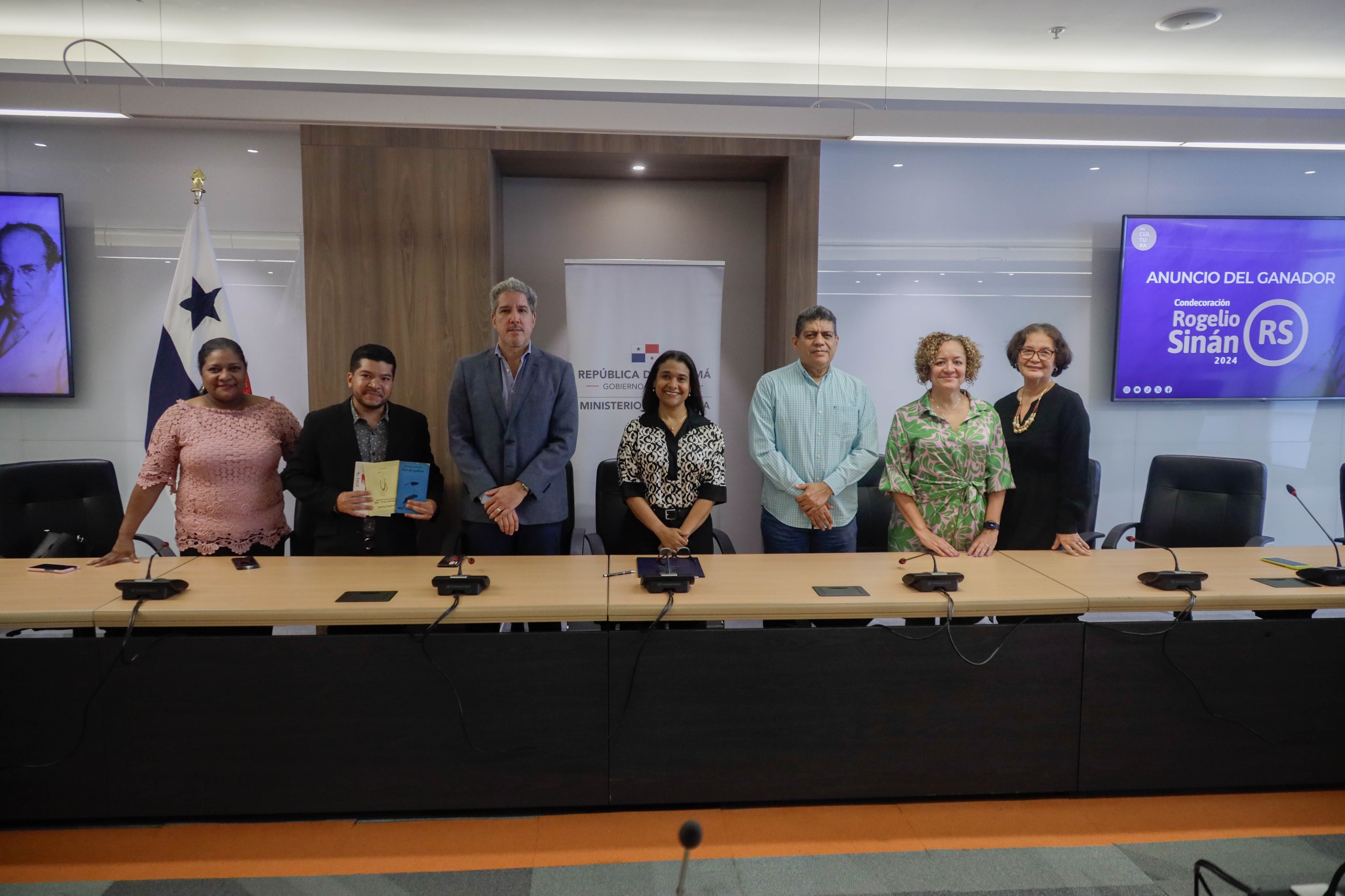 <strong>ESCRITORA BERTALICIA PERALTA ESCOGIDA PARA RECIBIR CONDECORACIÓN ROGELIO SINÁN 2024</strong>
