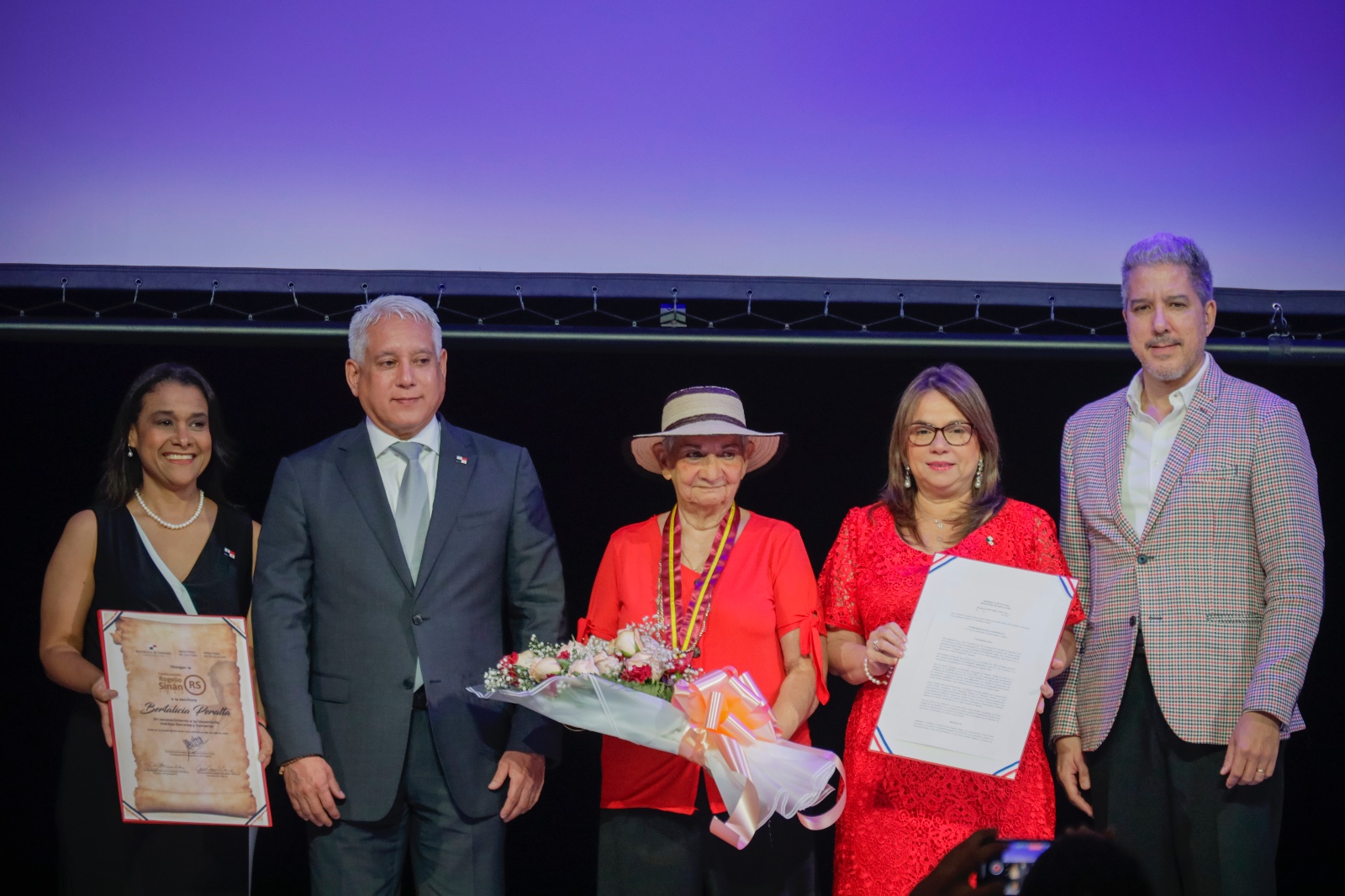 <strong>Autora de «Guayacán de marzo» recibe condecoración Rogelio Sinán</strong>