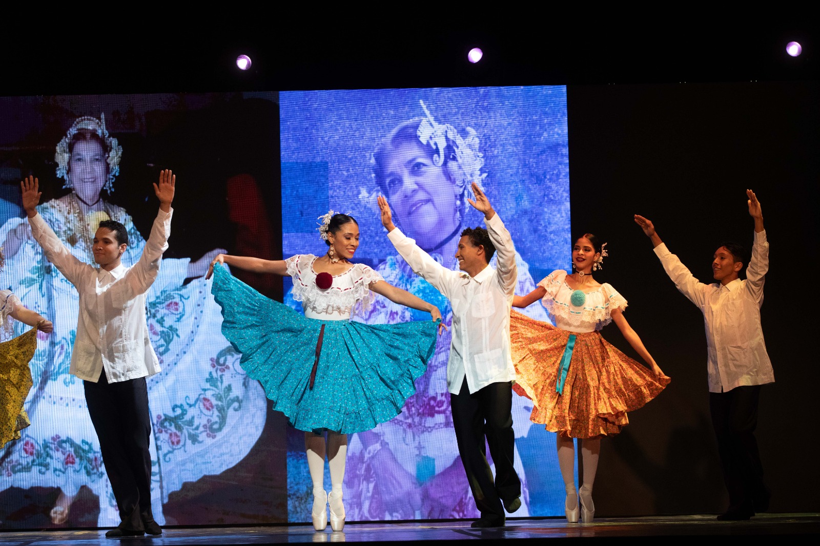 Con piezas tradicionales de nuestro folclor el Ballet Nacional de Panamá se presentó en la Feria Nacional de Artesanías.