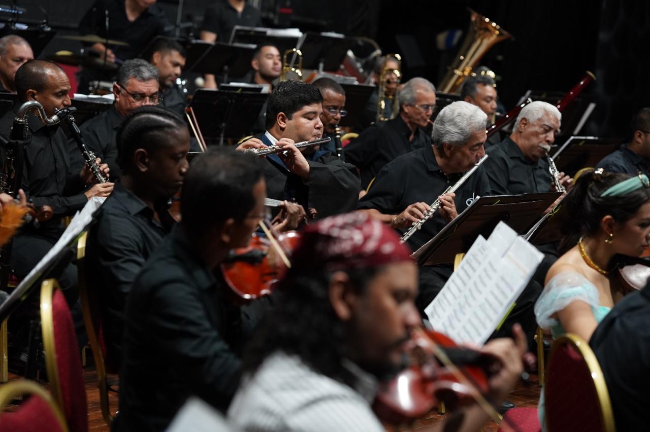 La Orquesta Sinfónica Nacional Deleita al Público con Clásicos del Cine