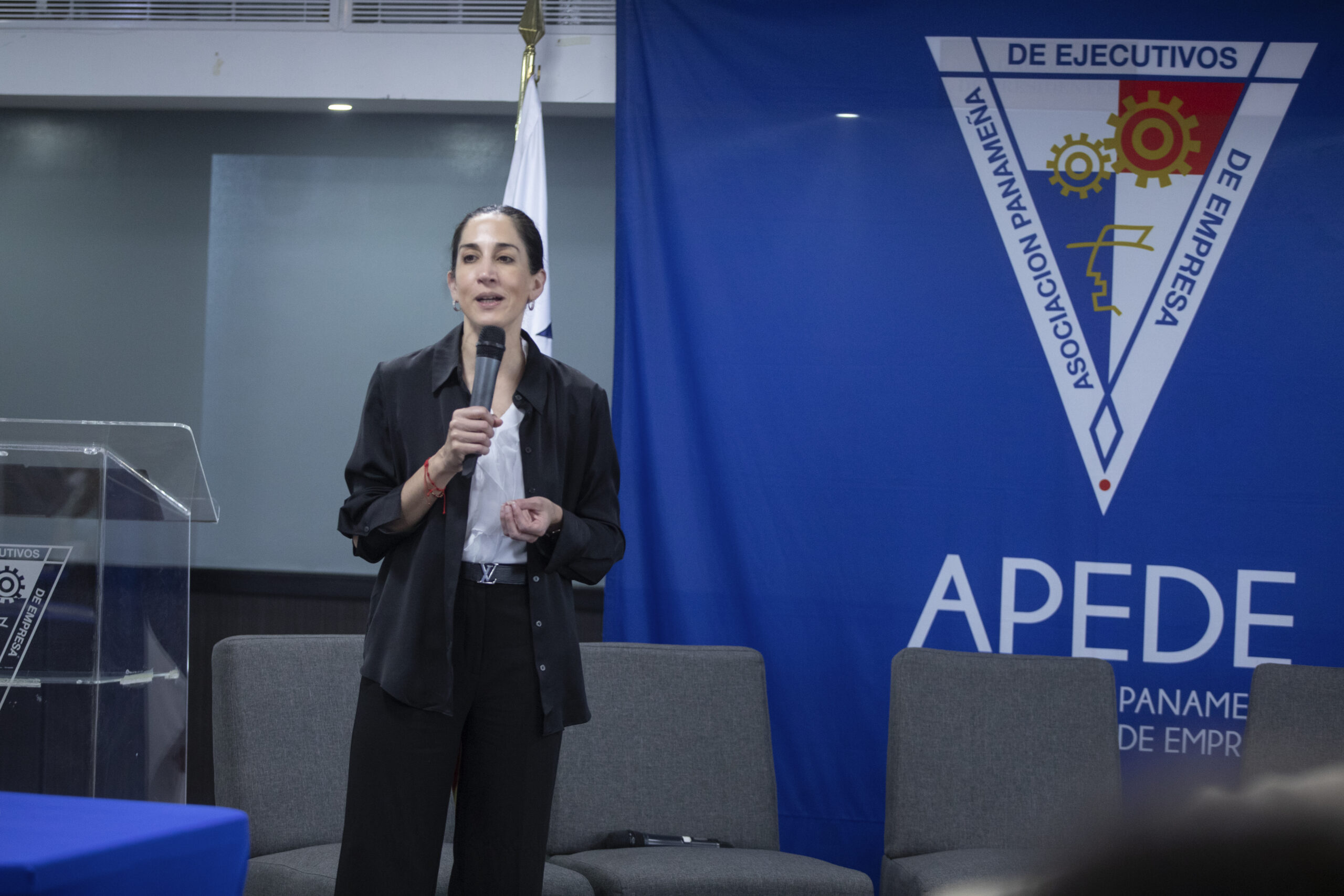 La Ministra de Cultura destaca la relevancia del turismo cultural en conversatorio sobre museos.