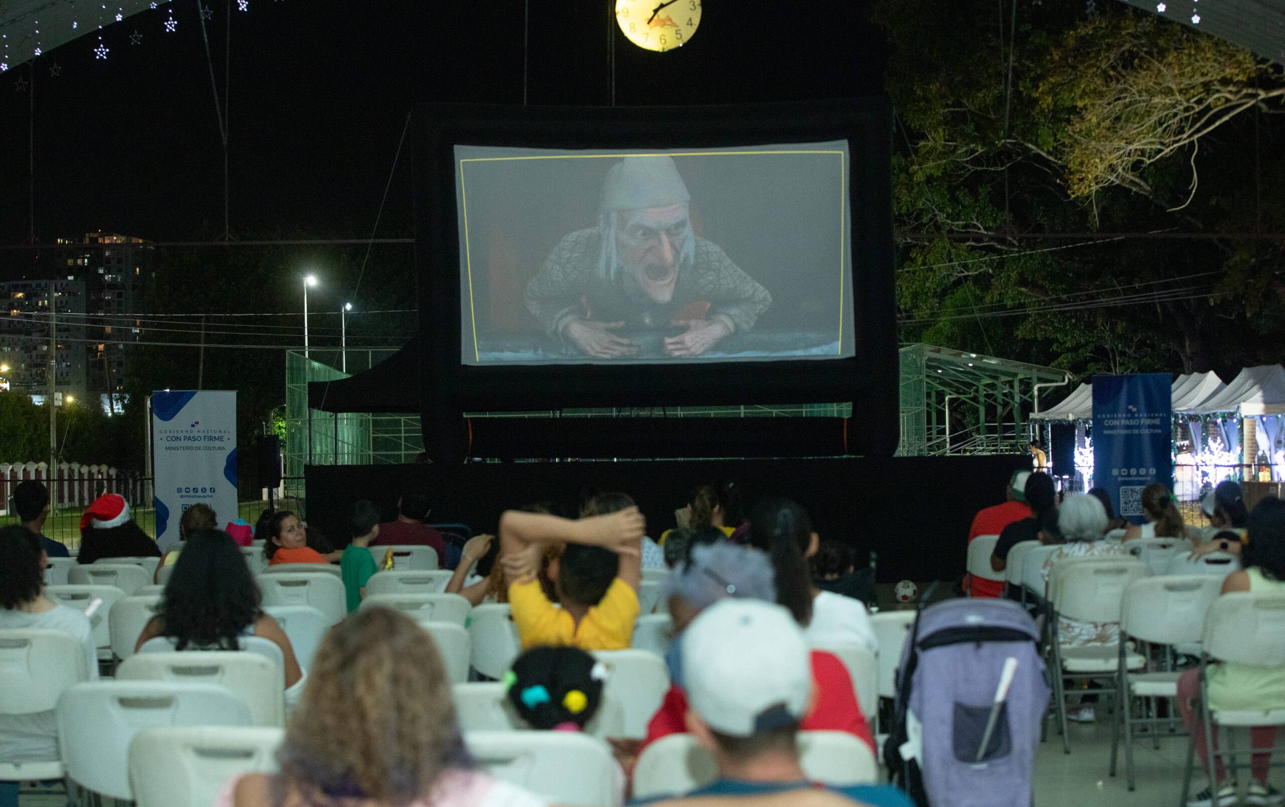 MiCultura brings Christmas cinema to big and bad boys at Omar Park