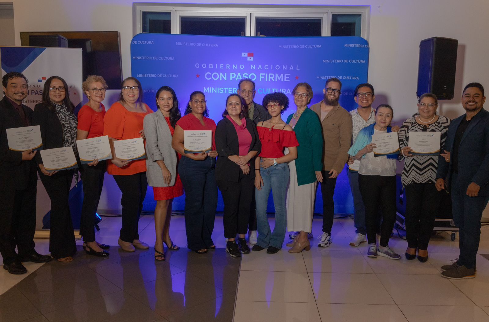 Ministerio de Cultura entrega certificados a nuevos literatos