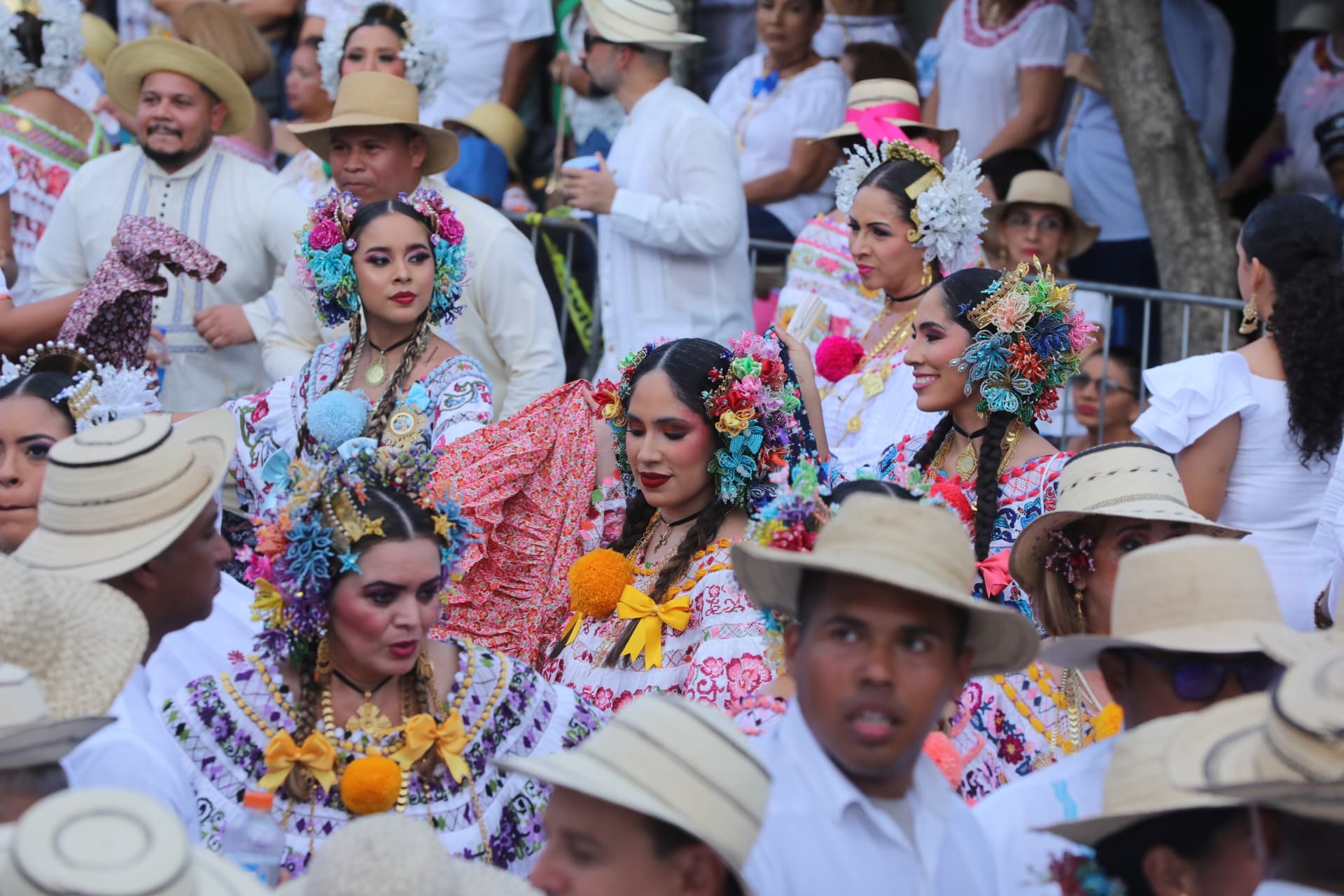 The Ministry of Culture stands out at the Mil Polleras Parade