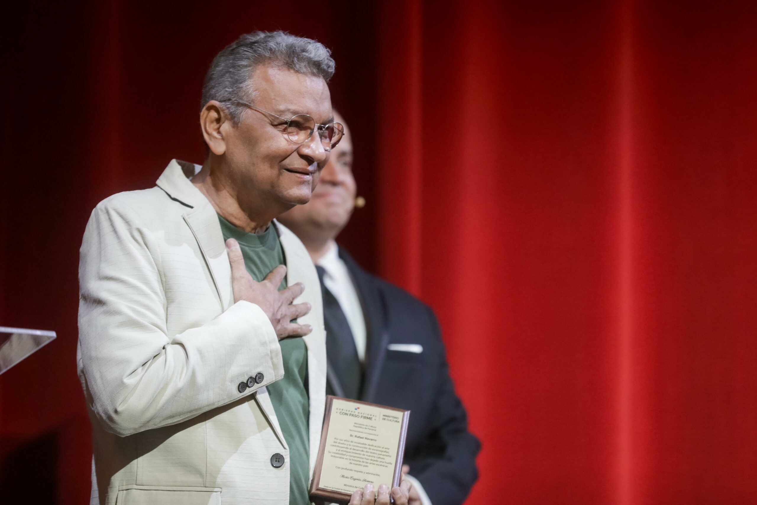 El Ministerio de Cultura reconoce trayectoria de escenógrafo teatral, Rafael Navarro