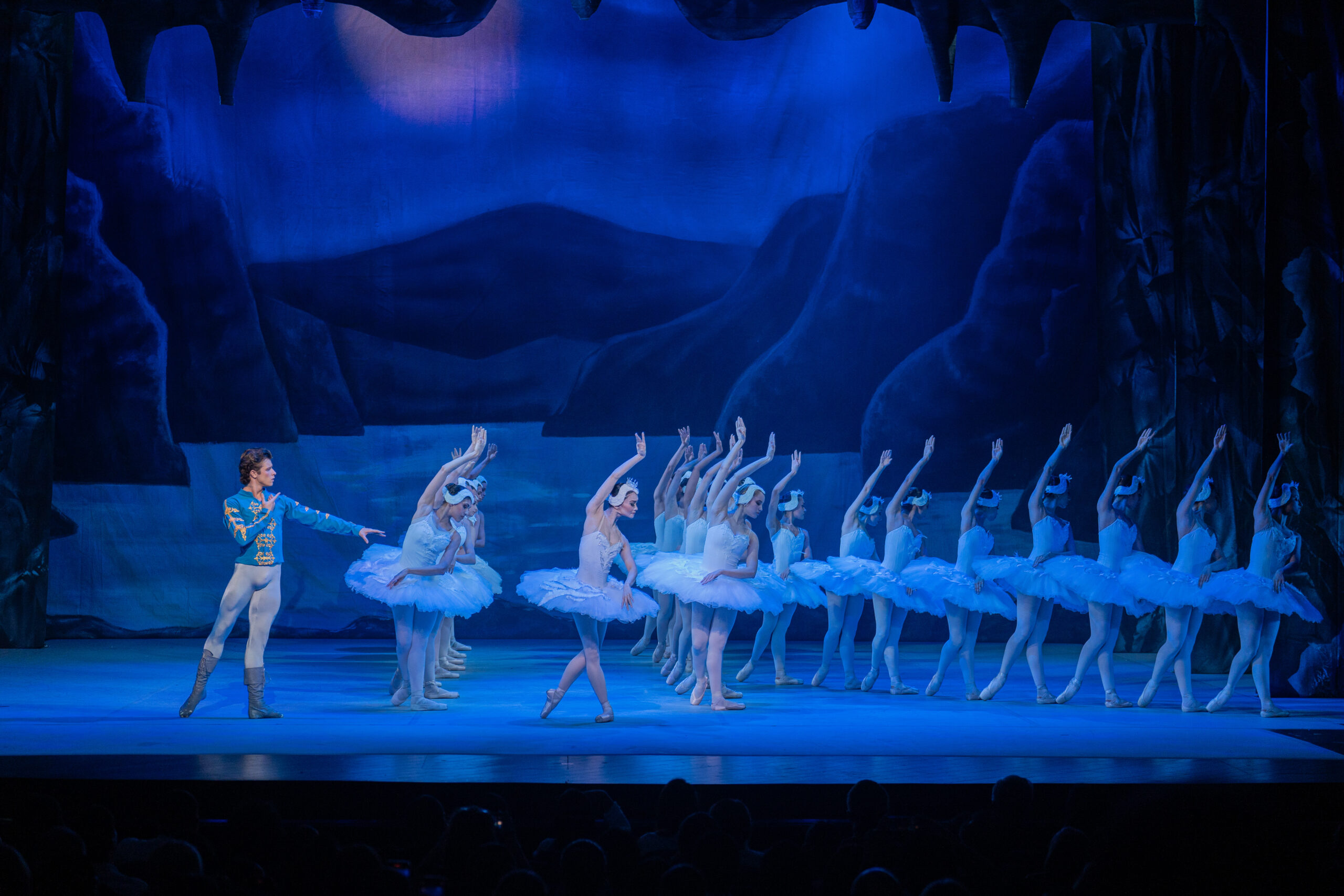 Nuevos bailarines destacan en el «Lago de los Cisnes» en la noche de estreno
