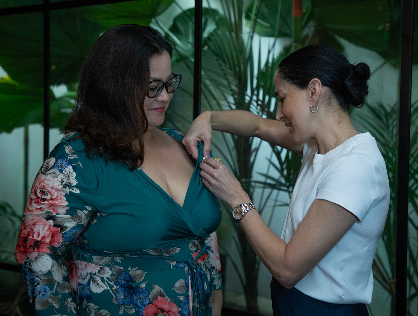 Ministra Herrera entrega condecoración a escritora costarricense