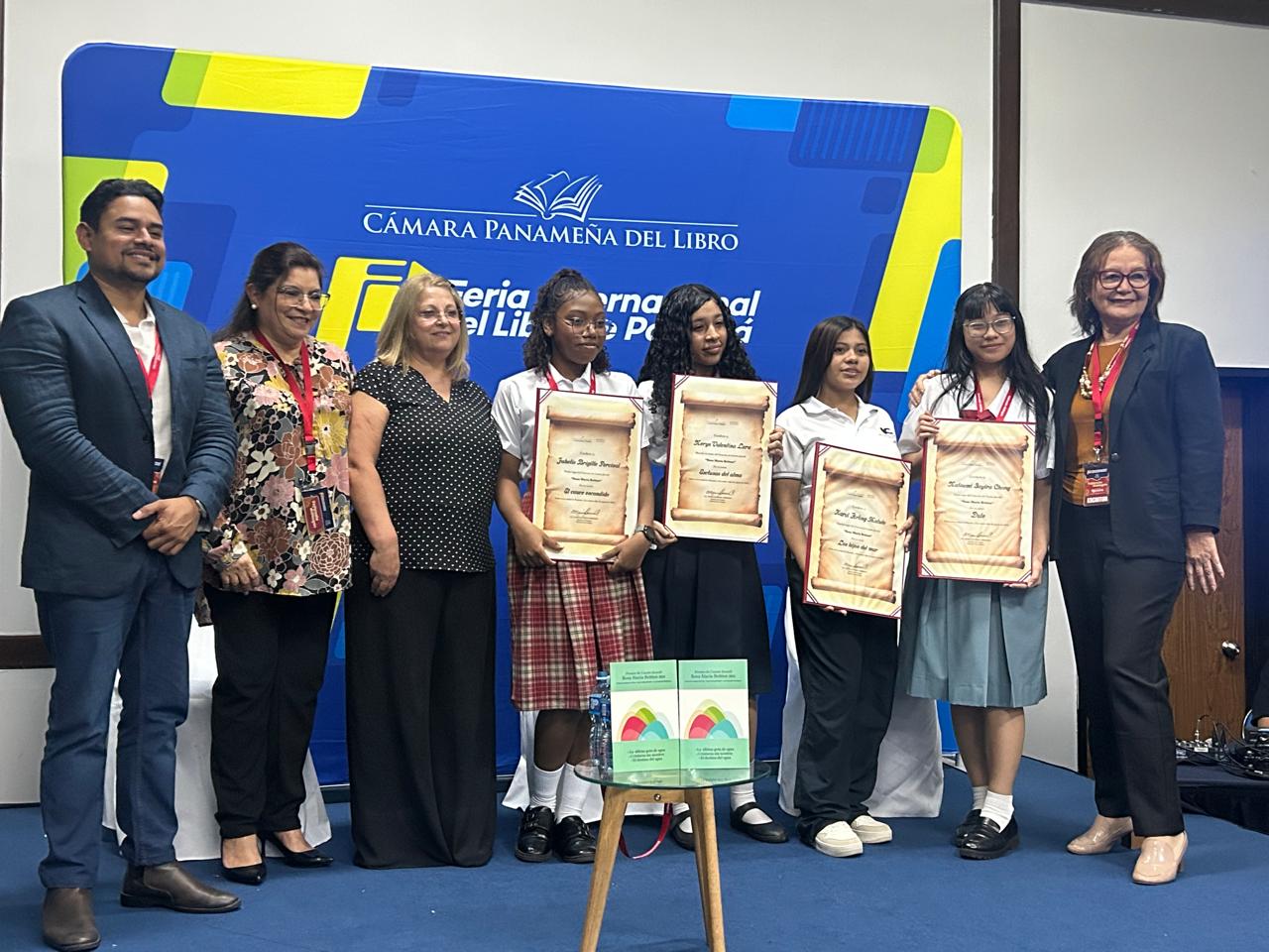 Premian a ganadoras del Concurso de Cuento Juvenil Rosa María Britton