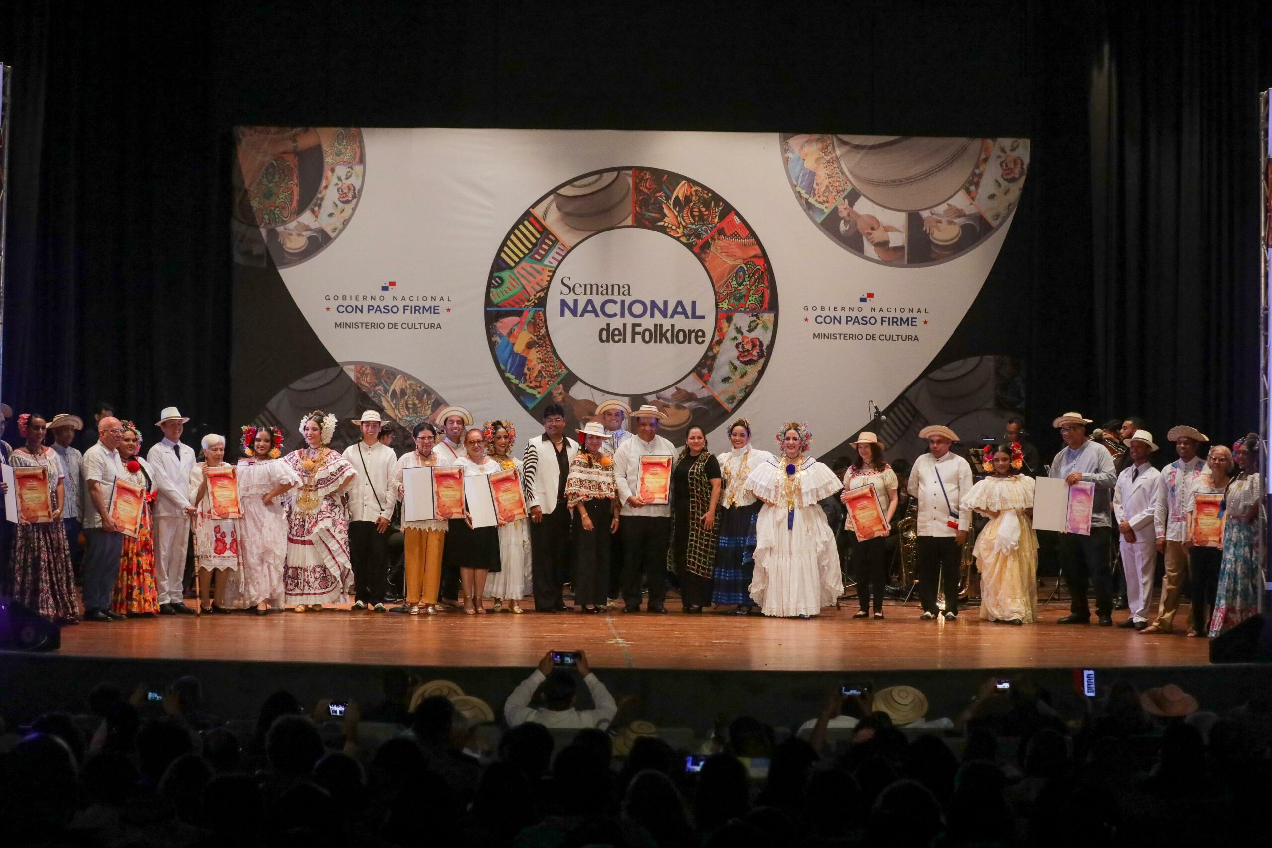 Gala Folklórica rinde homenaje a las tradiciones y grandes figuras de la cultura panameña