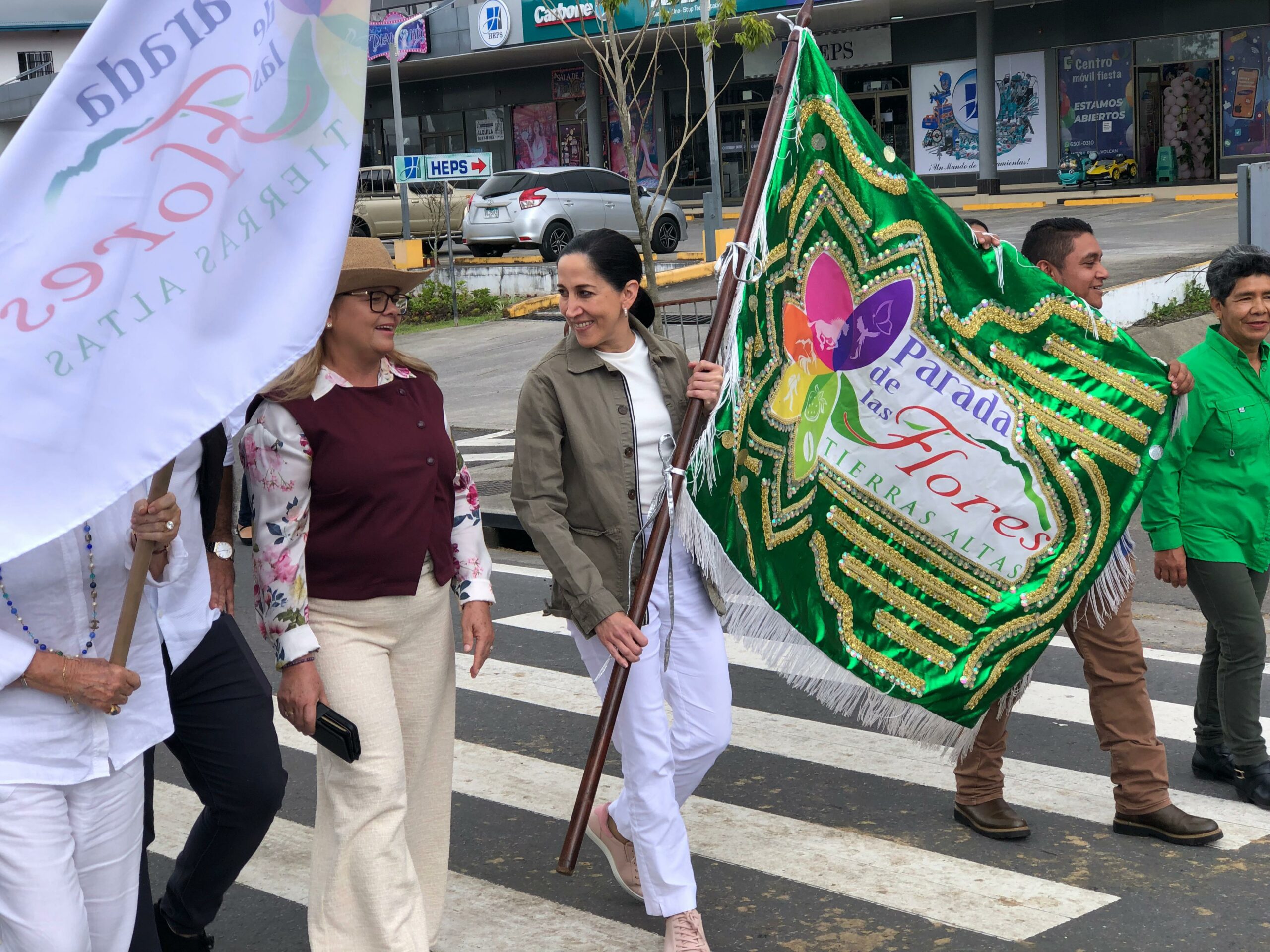 Ministra de Cultura abanderada en la Parada de las Flores y el Café 2025