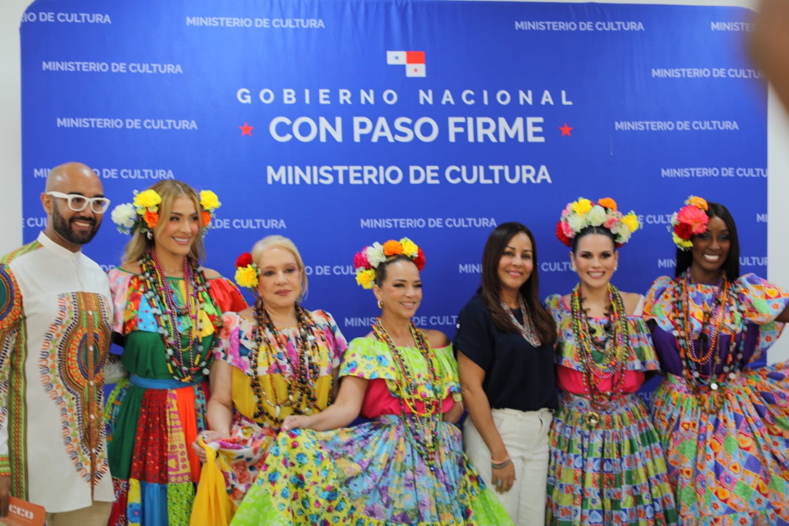 Las conductoras de Desiguales TV se visten de Congo y degustaron la riqueza cultural de Colón