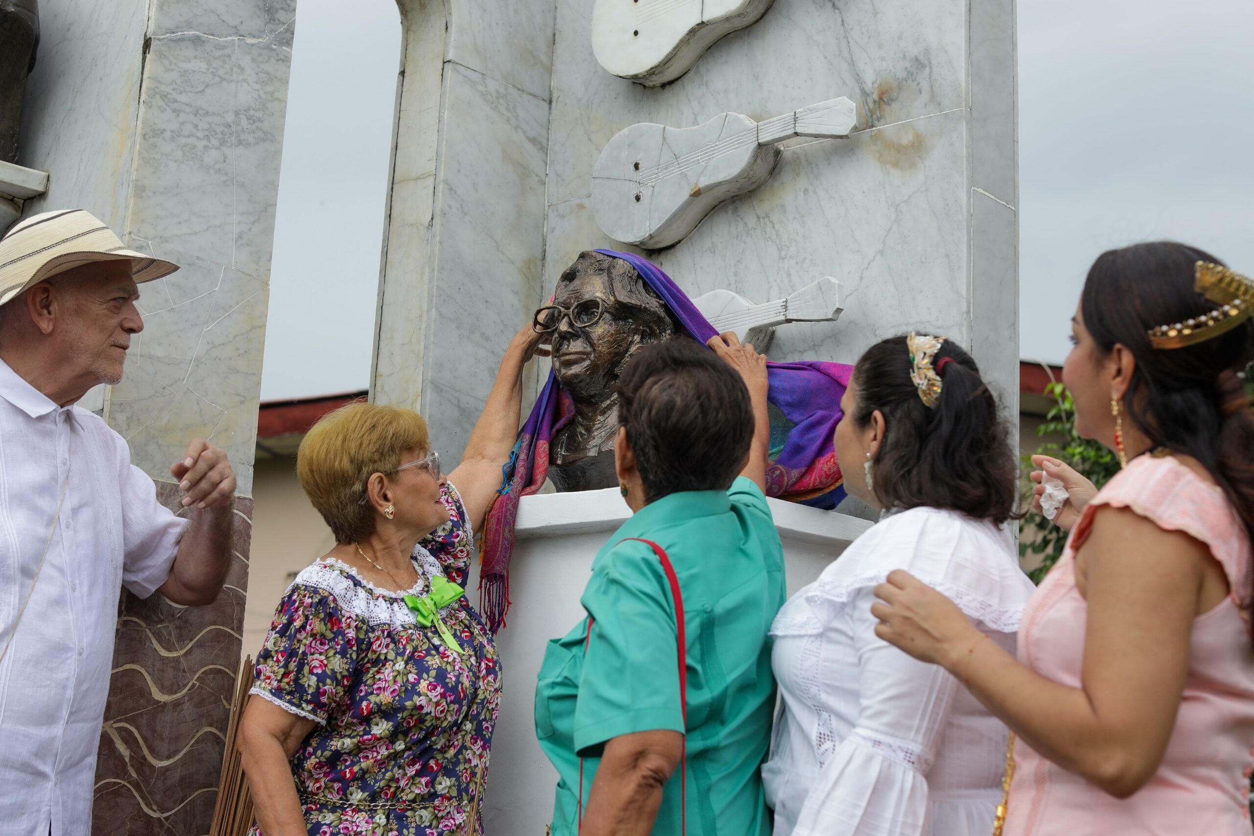 Museo exhibe nuevo busto en honor a Dora Pérez de Zárate