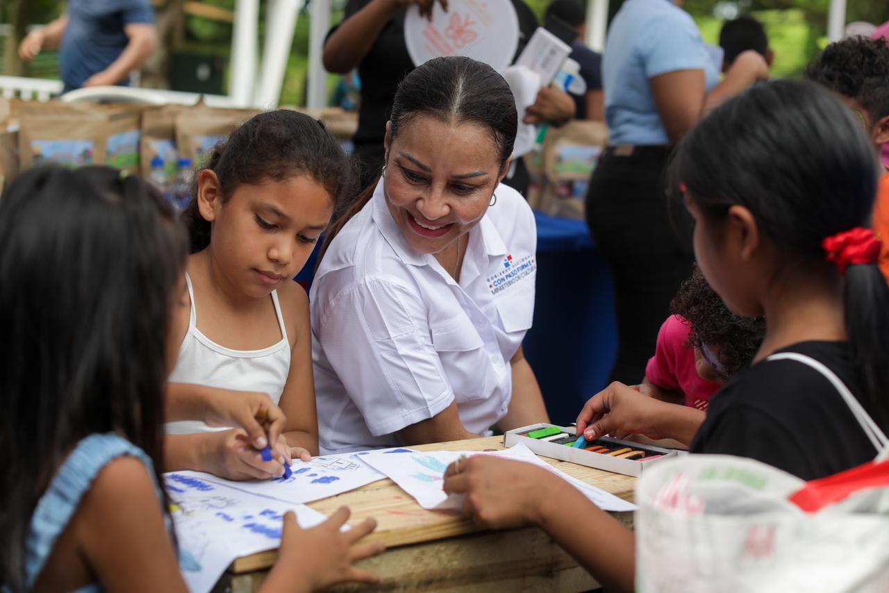 MiCultura filled with Art and Joy the Festejo of the Day of the child and the child at Omar Park