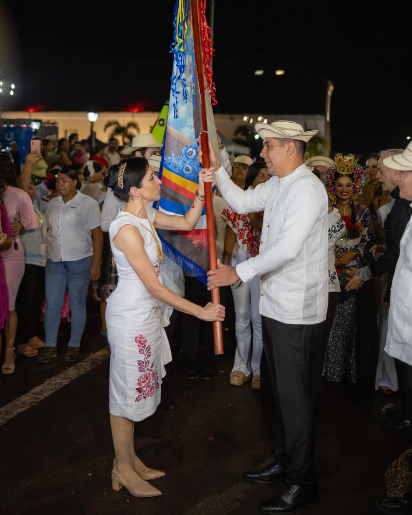 The Minister of Culture receives honor as a flag of the First Grid of Independence Vesper