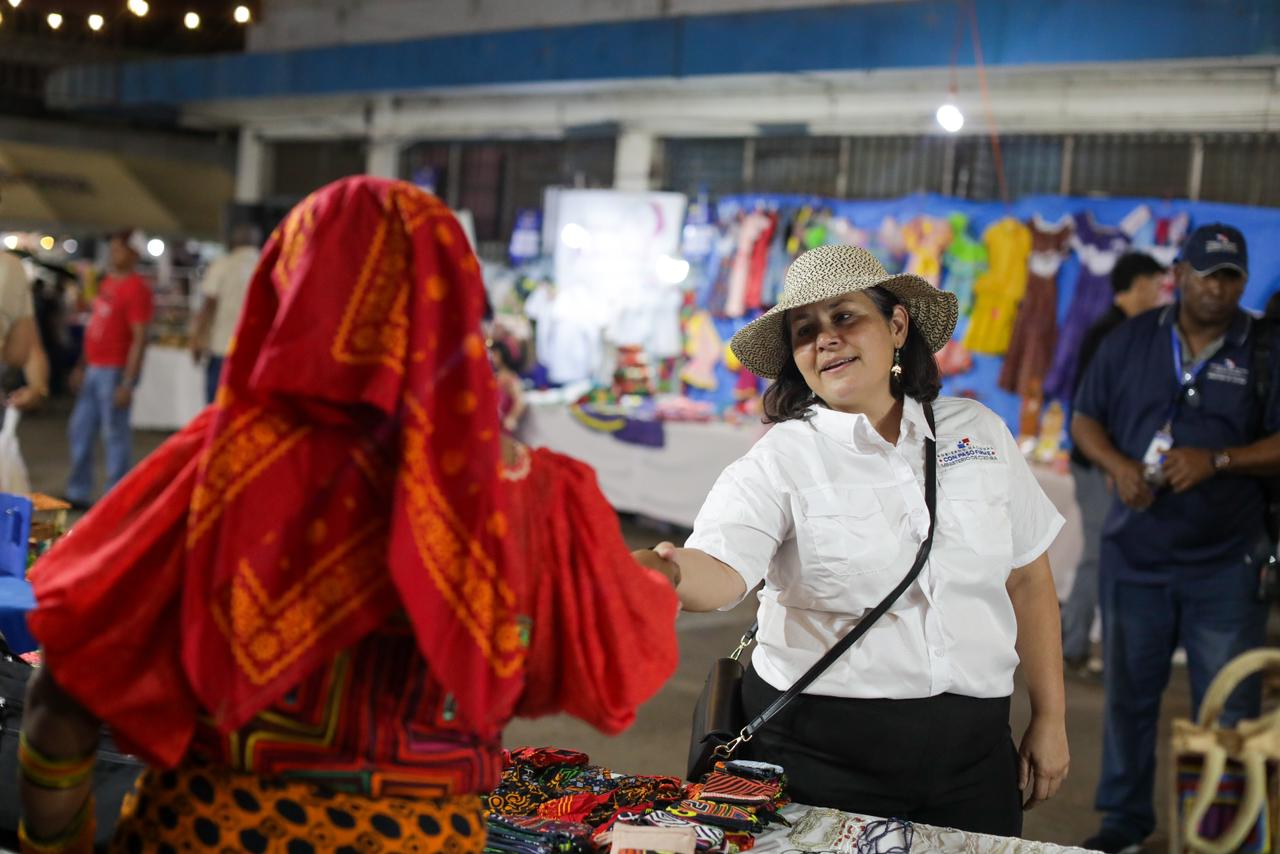 Vereda Artesanal y Creativa dinamiza la economía cultural como parte de las actividades al Desfile de las Mil Polleras