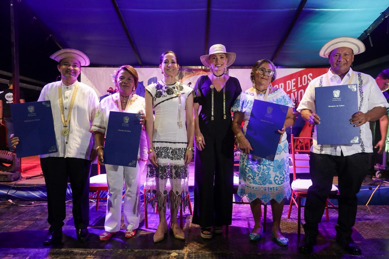 They recognize the Folklore Stars at the Mil Polleres