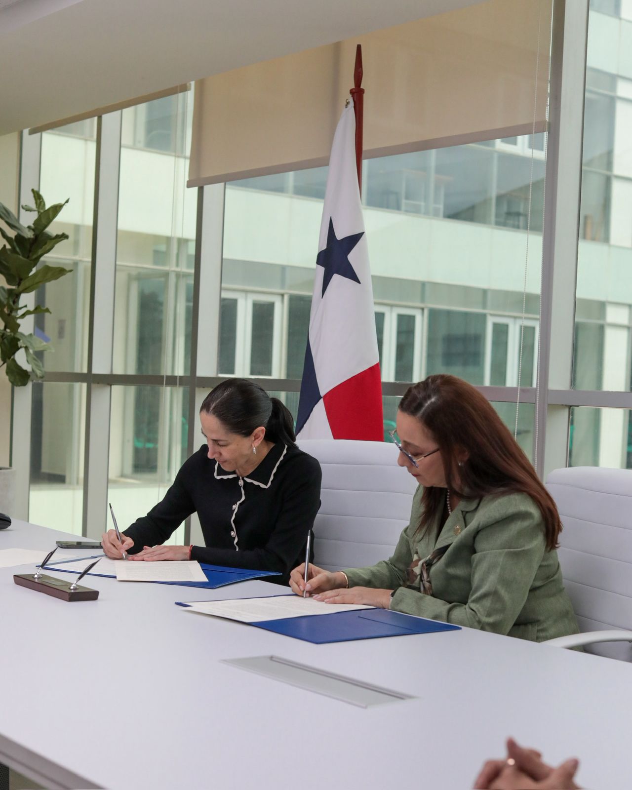 MiCultura and the Smithsonian Institute sign an agreement to strengthen the protection of Panamanian cultural heritage