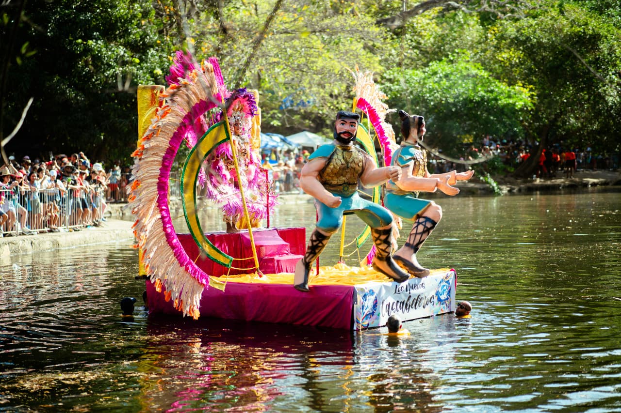 The raft parade, essence of Penonomé's Aquatic Carnival