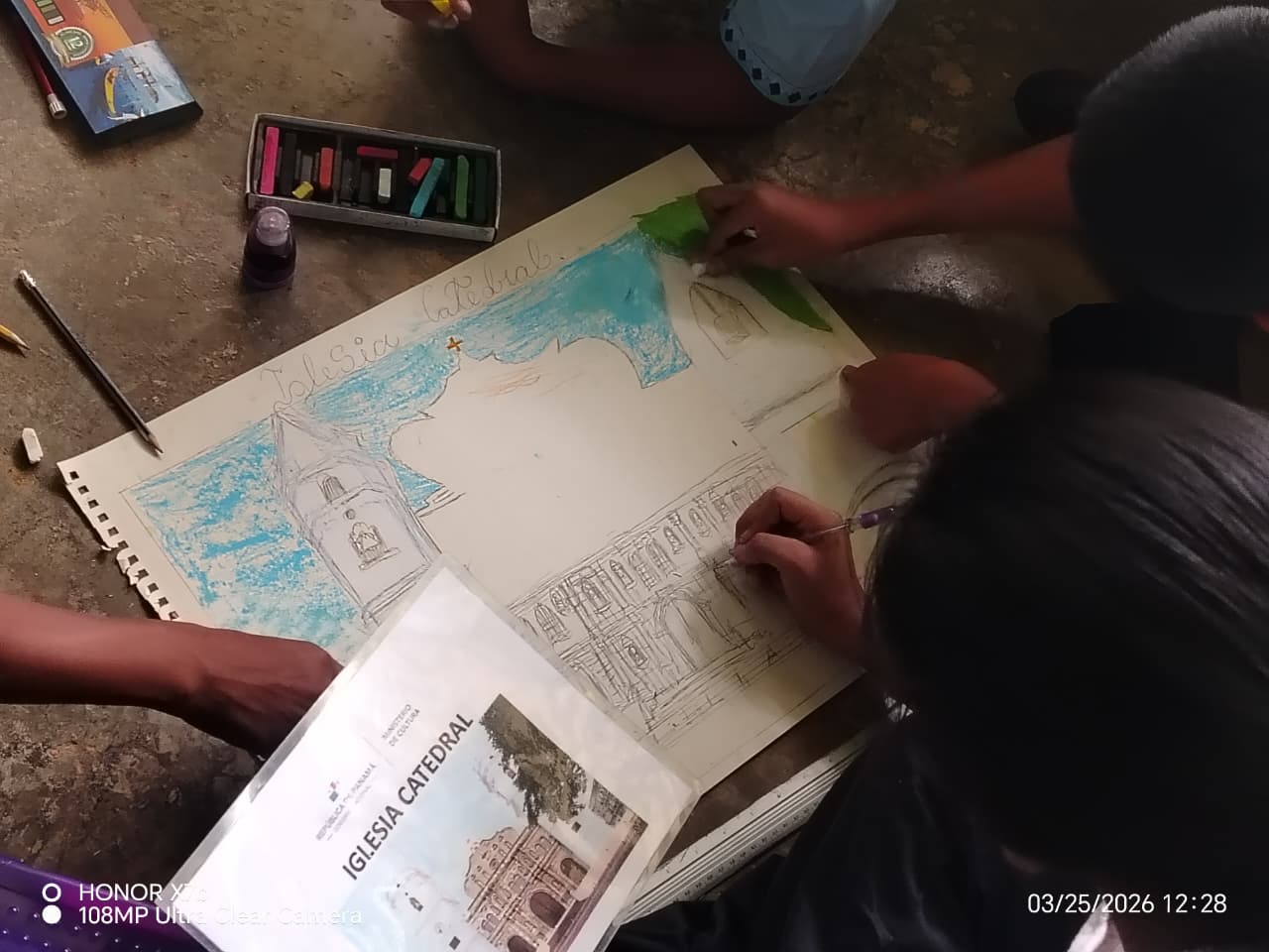 Casco Antiguo Reaches to Country Classes