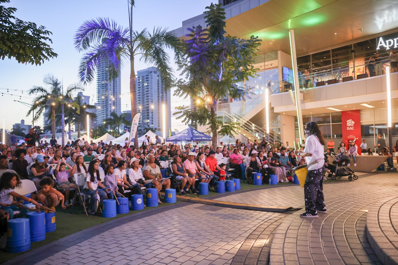 "Moon filled with Tambores" closes its 2026 season