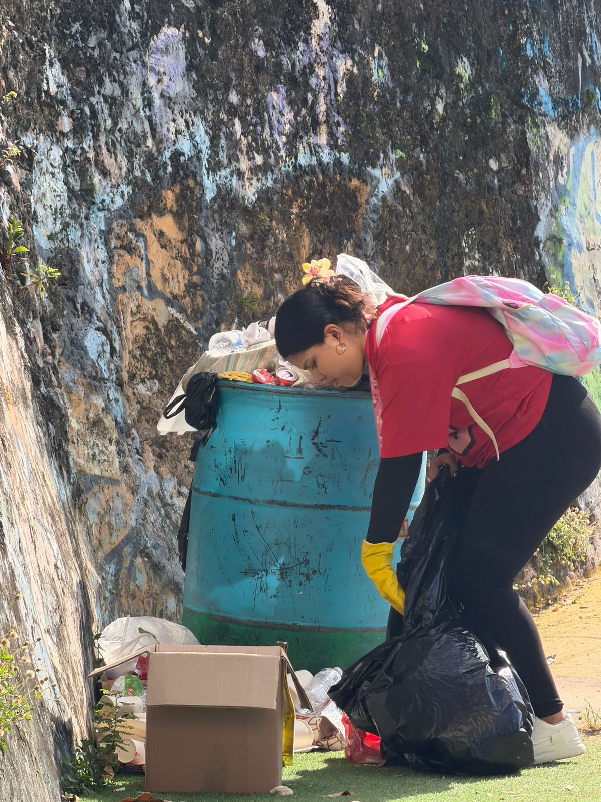 Students lead cleaning day at Casco Antiguo beaches