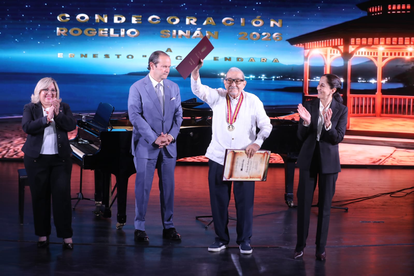 Neco Endara is distinguished with Rogelio Sinan's Decor on a night that celebrated the grandeur of Panamanian letters