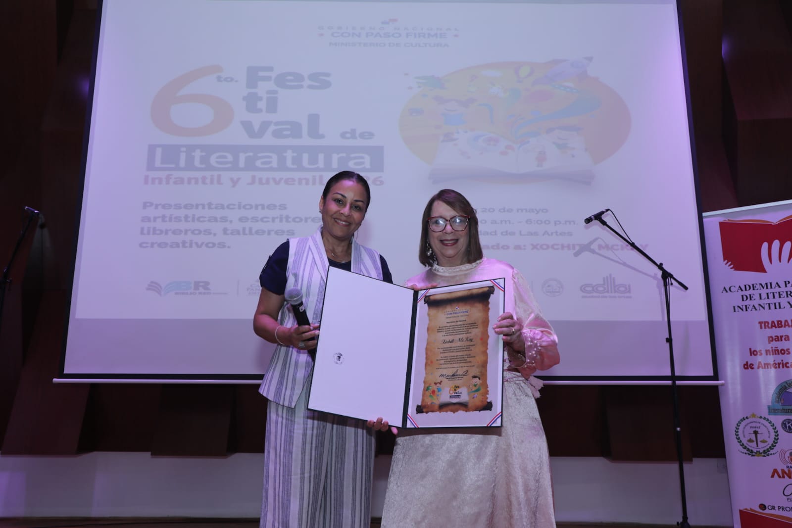 The Ministry of Culture recognizes his career at Xochitl McKay at the 6th Festival of Children and Youth Literature