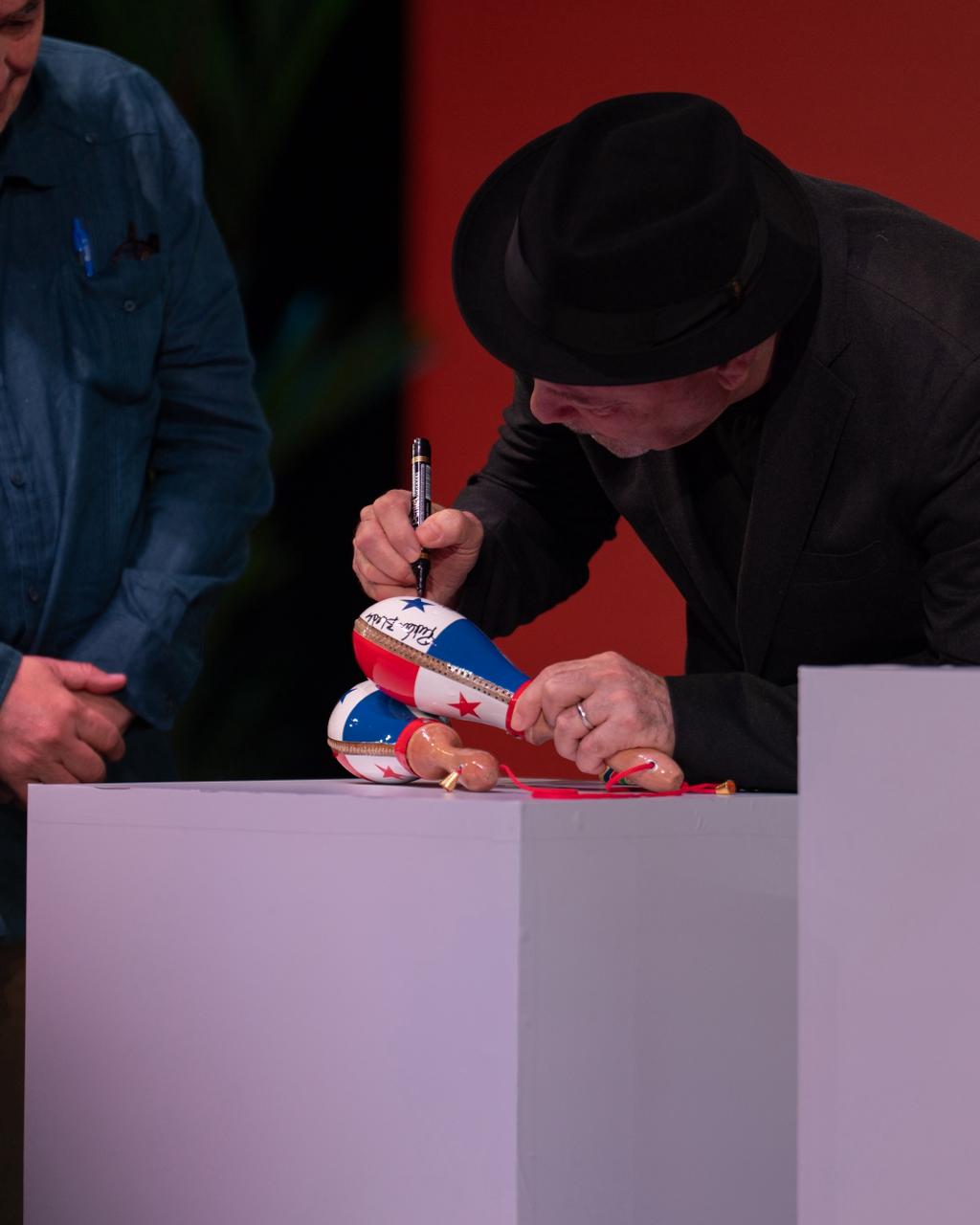 Rubén Blades seals the closure of Central America Counts in Panama giving his legacy to the Cervantes Institute
