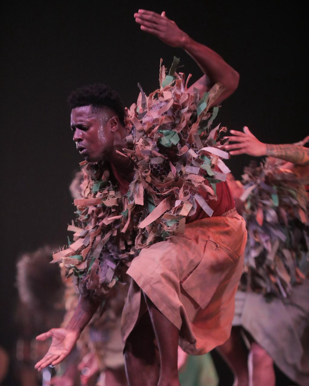 Sankofa Danzafro llevó la memoria del agua al escenario del Encuentro Nacional de Danza